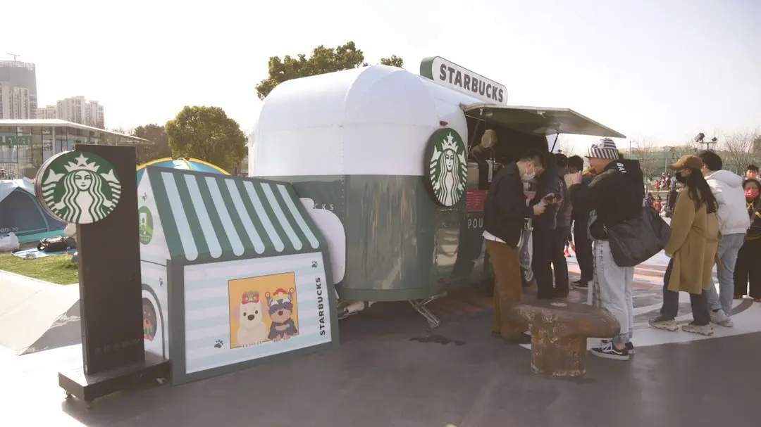 Starbucks din China: Nu mai poți sta la masă fără să comanzi